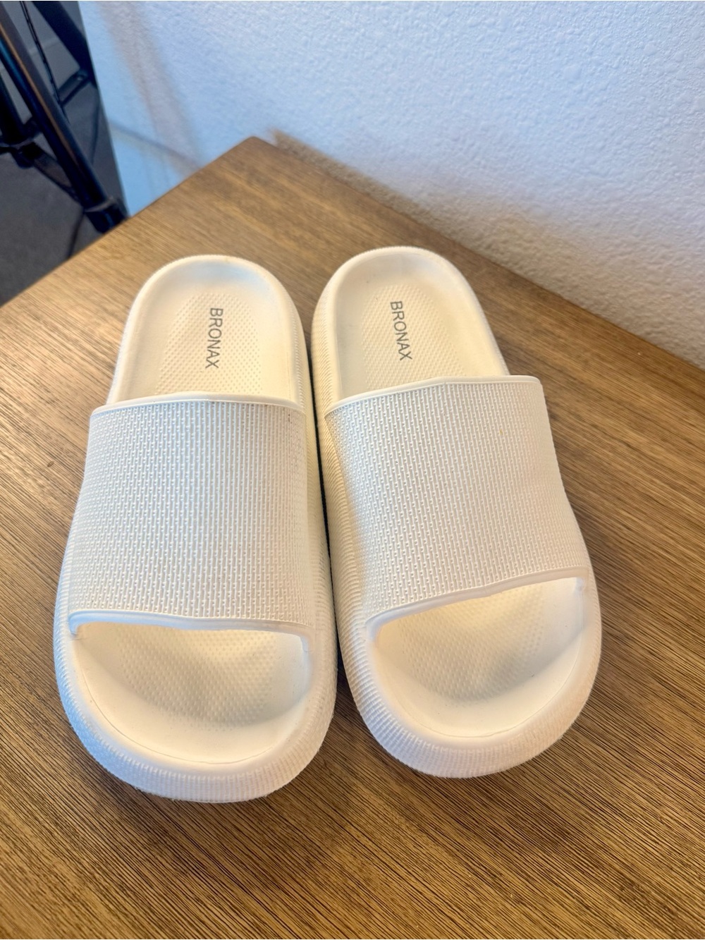 BRONAX White Pillow Cloud Slides Sandals Women’s 9–10 | 39–40